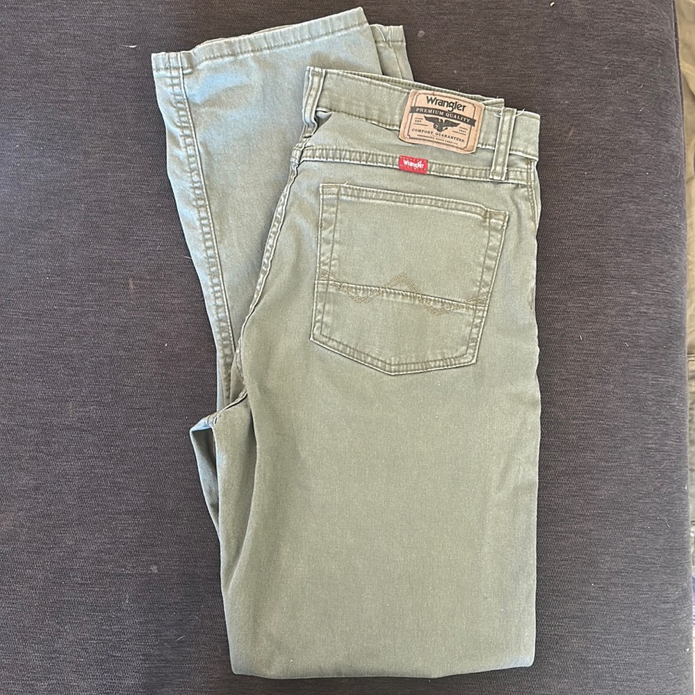 MENS STRAIGHT FIT WRANGLER SIZE 30x30. ONLY WORN A FEW TIMES. GREEN.